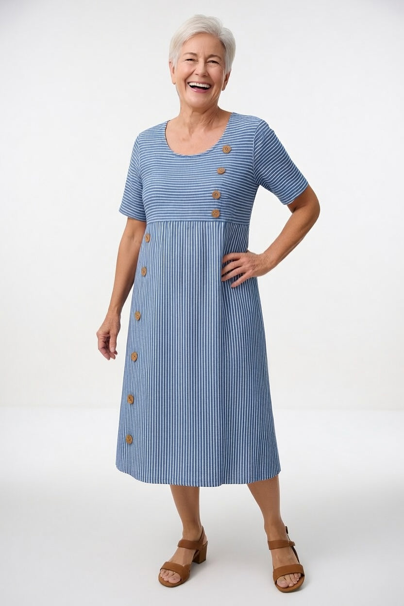 Robe fluide rayée blanche et bleue de Danoir Paris, modèle Linéora™, idéale pour un style estival élégant.
