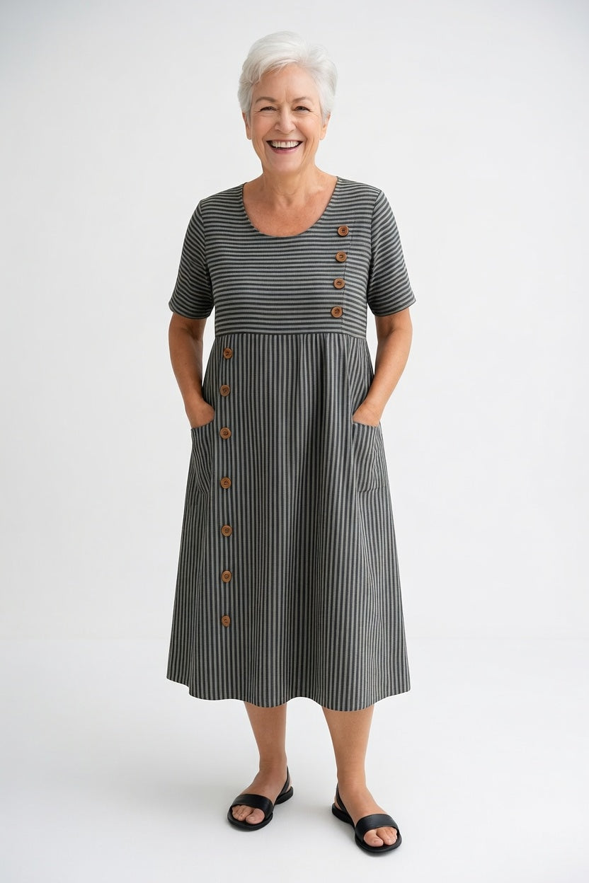 Robe rayée fluide FR44 de Danoir Paris, modèle Linéora™ avec design estival en tissu léger et élégant.