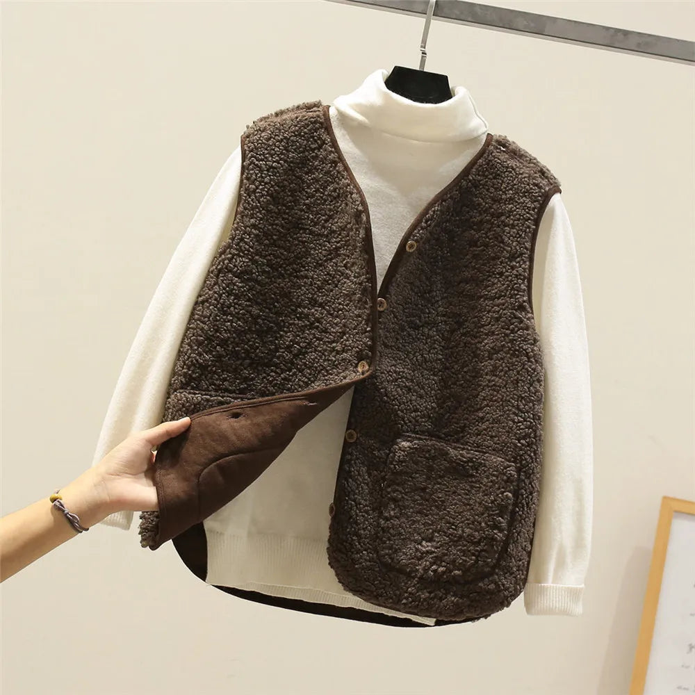 Gilet polaire beige Danoir Paris Colette, vêtement chaud et douillet pour femme, porté sur un fond neutre.