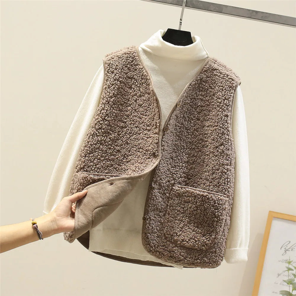 Gilet polaire beige Danoir Paris Colette FR784, doux et chaud, porté en extérieur, avec col montant et fermeture éclair.