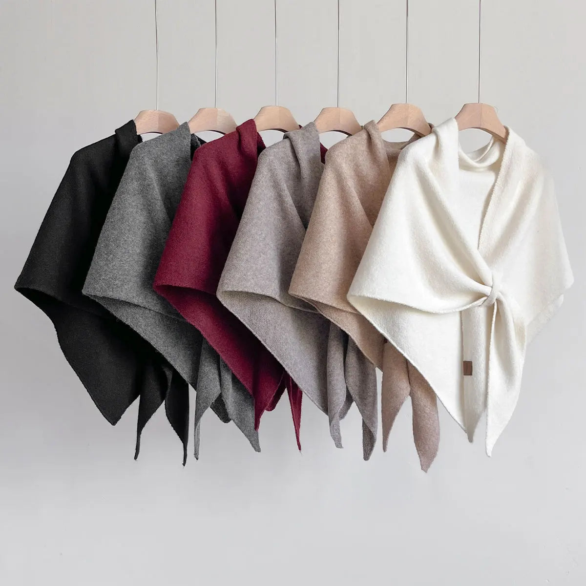 Écharpe élégante d'automne Danoir Paris FR788 en blanc, tissu doux, taille unique, parfait pour la saison automnale.