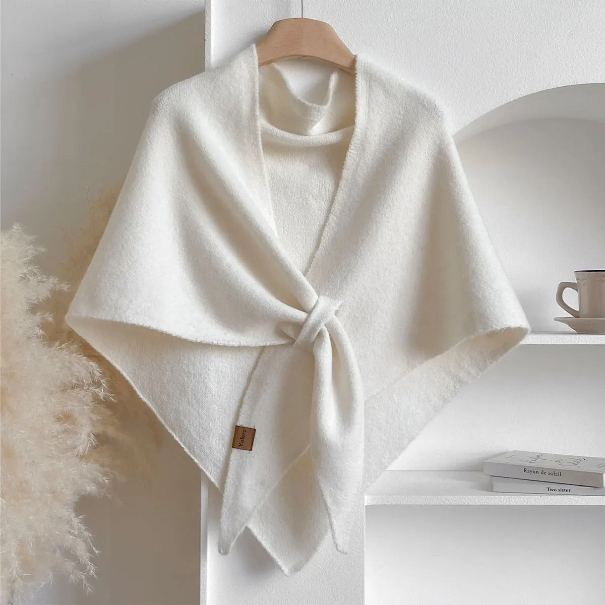 Écharpe élégante d'automne Danoir Paris FR788 blanche, en tissu doux, portée enroulée pour un style chic et confortable.