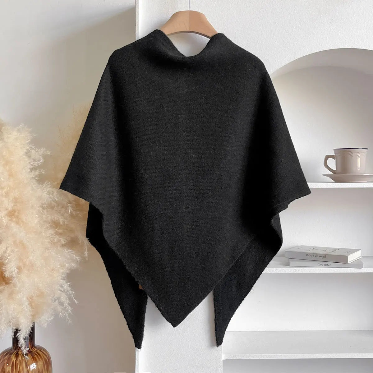 Écharpe d'automne élégante Danoir Paris FR788 blanche en tissu doux, portée enroulée autour du cou, style chic et sophistiqué.