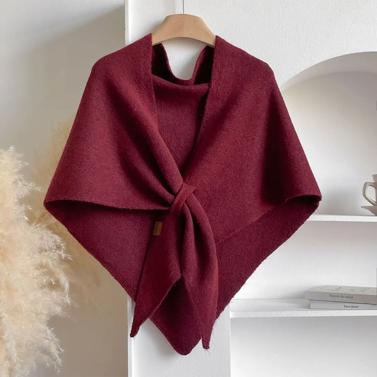 Écharpe élégante d'automne Danoir Paris FR788 en blanc, tissu doux et léger, portée autour du cou pour un style sophistiqué.