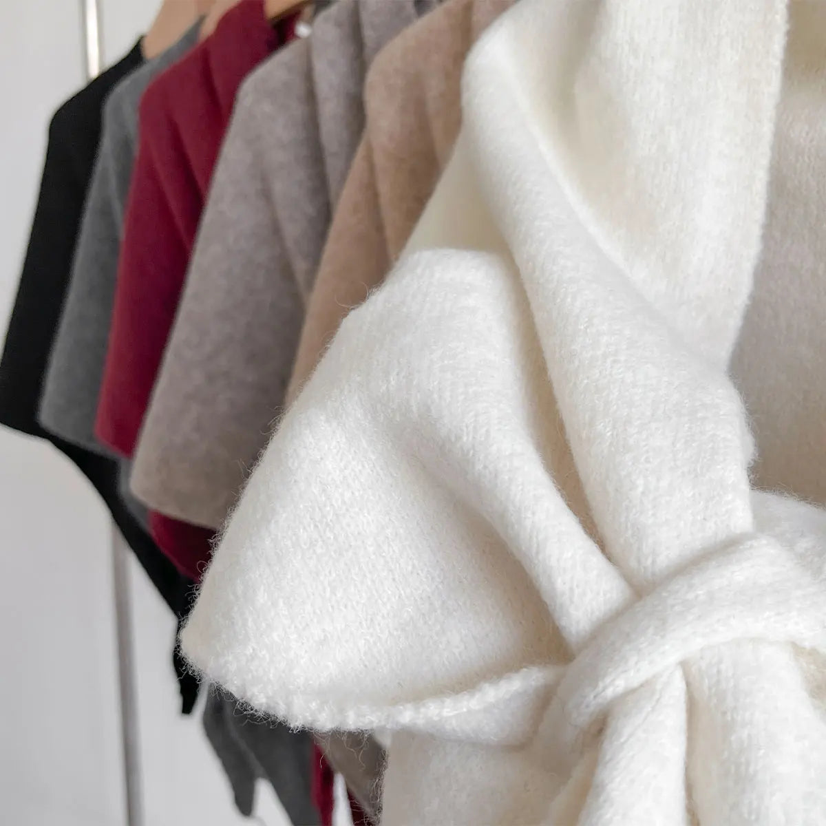 Écharpe élégante d'automne Danoir Paris FR788 en blanc, tissu doux et léger, taille unique, style sophistiqué pour l'automne.