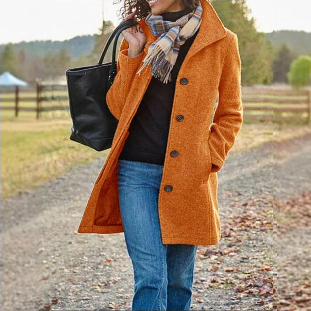 Veste classique élégante Danoir Paris Leila FR790 en kaki, style intemporel, tissu de qualité, vue de face avec col et boutons.