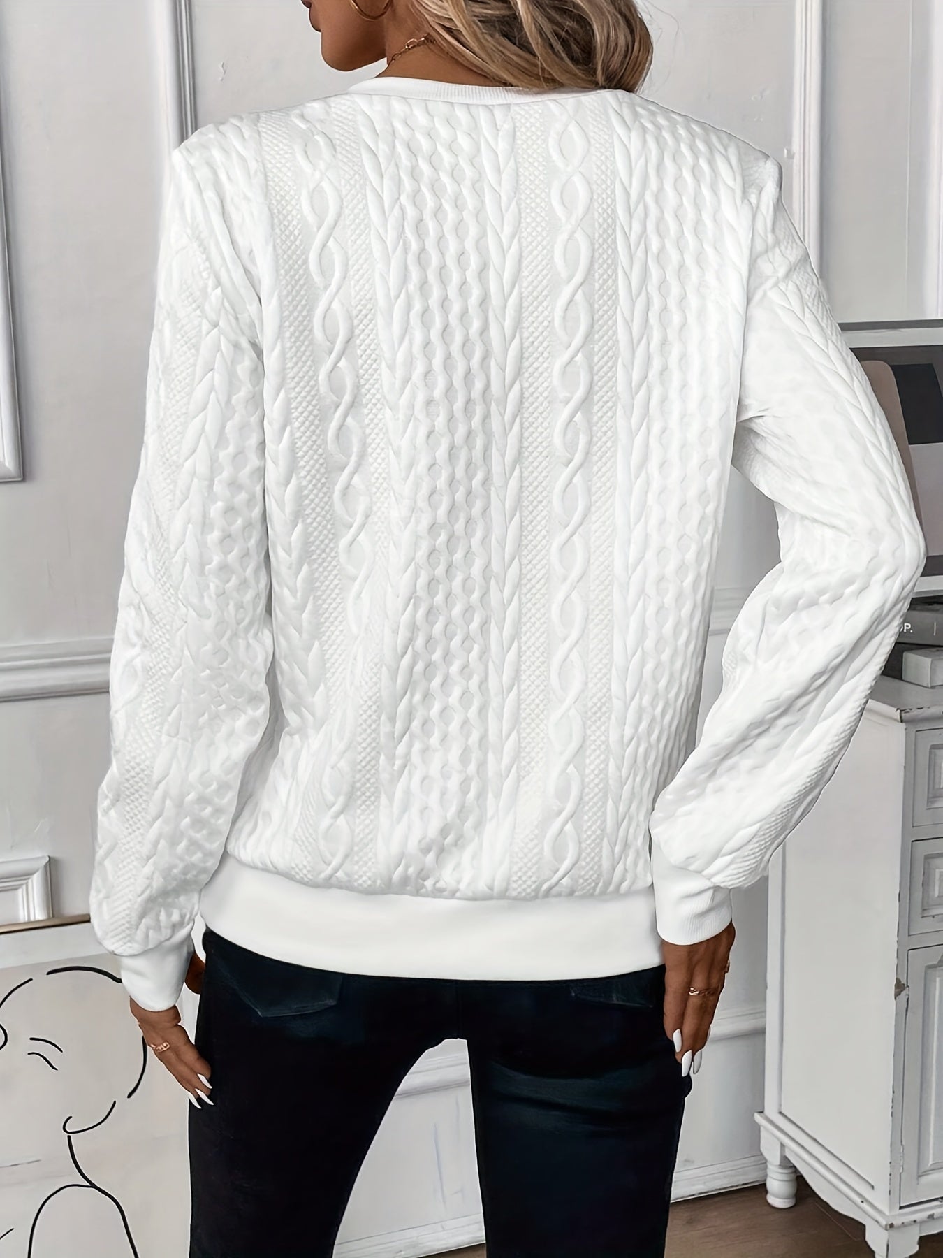 Pull blanc Danoir Paris Mila FR806 élégant et polyvalent porté sur mannequin, détail en tissu doux et coupe moderne.