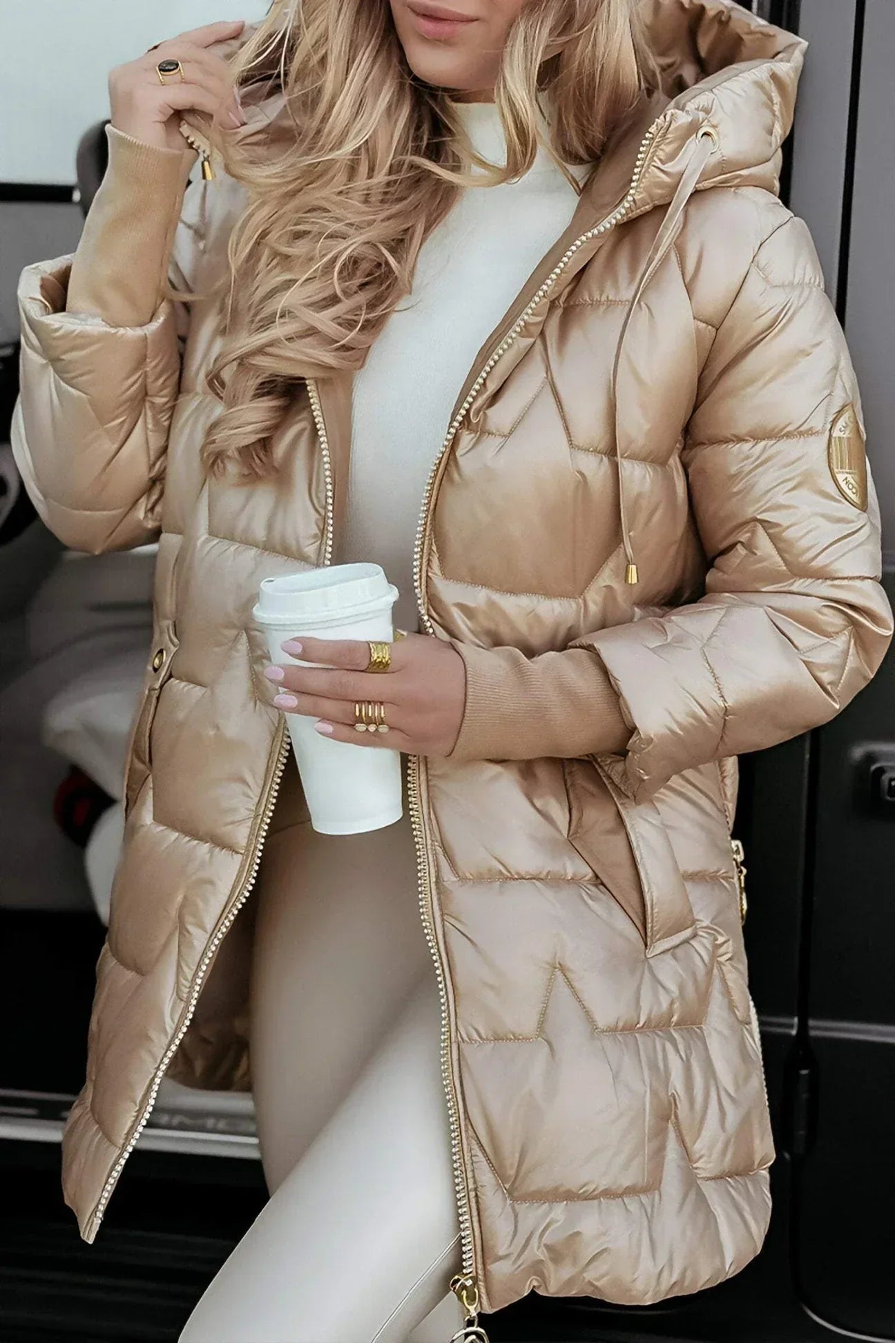 Manteau automnal élégant Nolwen de Danoir Paris, beige, en tissu léger, porté par un mannequin, style chic et sophistiqué.