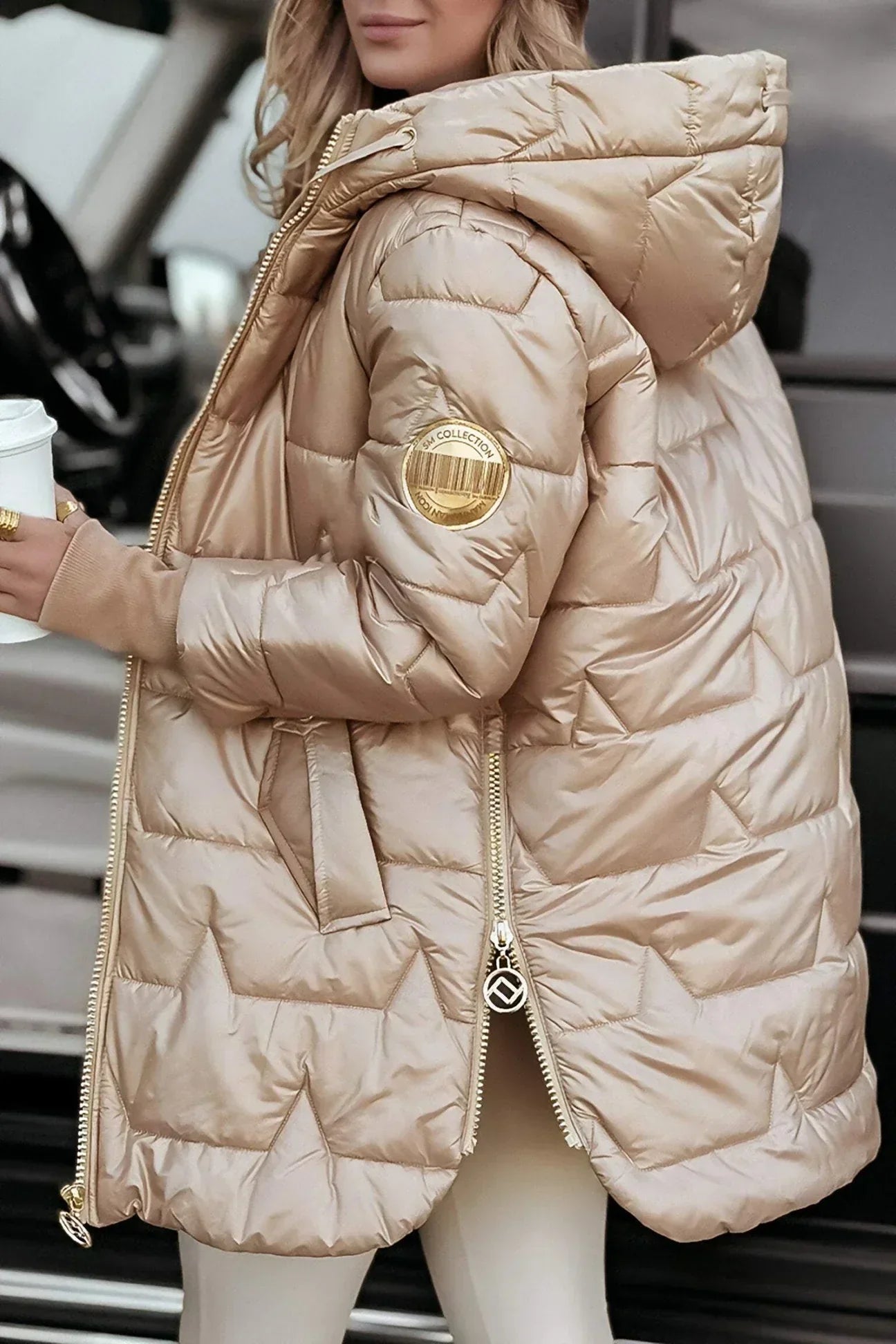 Manteau automnal élégant Nolwen de Danoir Paris, couleur beige, pour femmes, détail de la texture et coupe sophistiquée.