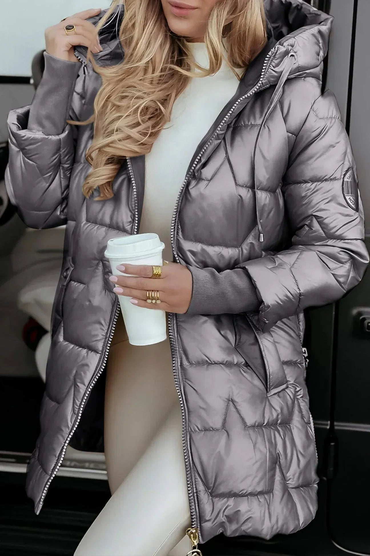 Manteau automnal beige Nolwen de Danoir Paris, style élégant, façonné en tissu chaud et confortable.