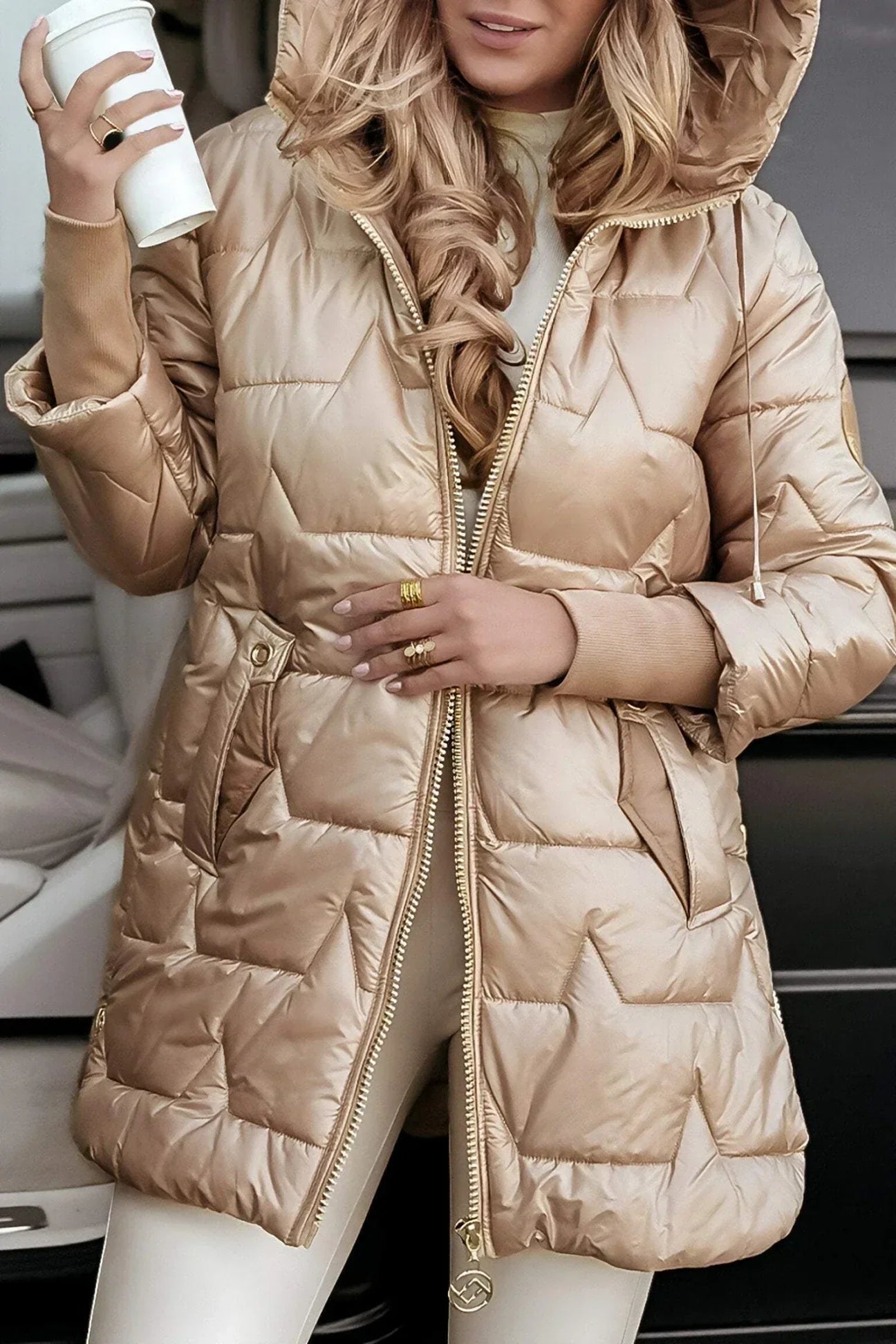 Manteau automnal élégant Nolwen de Danoir Paris, coloris beige, avec coupe sophistiquée, parfait pour la saison automnale.