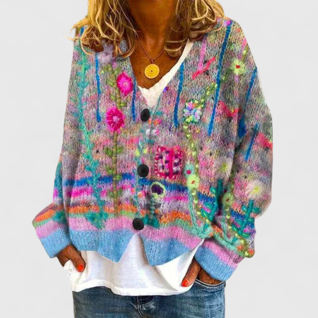 Cardigan chaud élégant Matilda de Danoir Paris en bleu, modèle FR815, porté en taille S ou M, style sophistiqué et confortable.
