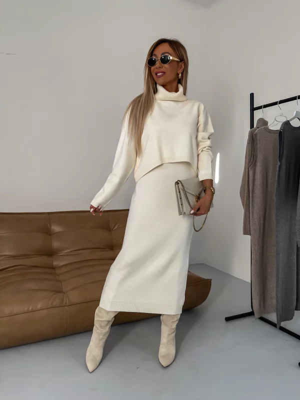Ensemble tricot crème Nicole de Danoir Paris, élégant et confortable, porté sur un mannequin.