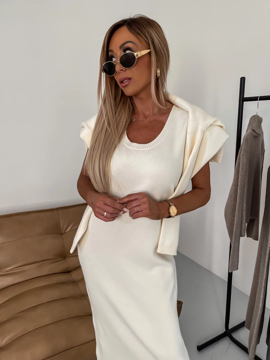 Ensemble tricot crème Nicole de Danoir Paris, élégant et confortable, porté par un mannequin.