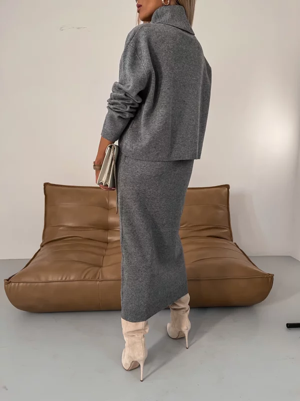 Ensemble tricot crème Nicole de Danoir Paris, élégant et confortable, porté sur un mannequin.