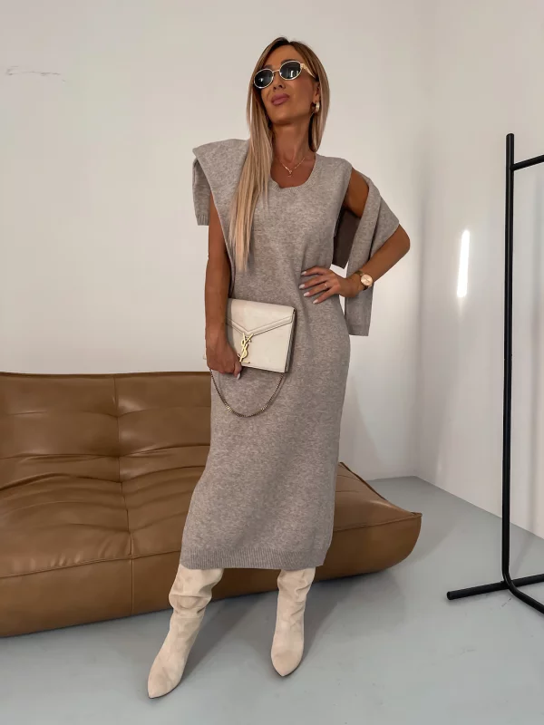 Ensemble tricot élégant Nicole de Danoir Paris en crème, composé d'un haut et d'un pantalon pour femme.