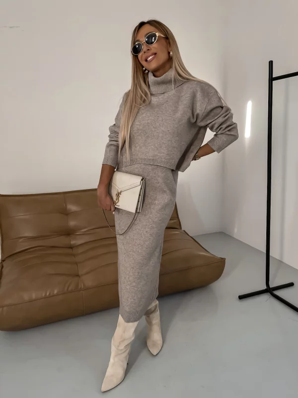 Ensemble tricot crème Nicole de Danoir Paris, élégant et confortable, pour femme, porté sur un mannequin.