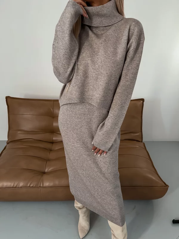 Ensemble tricot crème Nicole de Danoir Paris, vêtement élégant, visible en détail dans cette image.