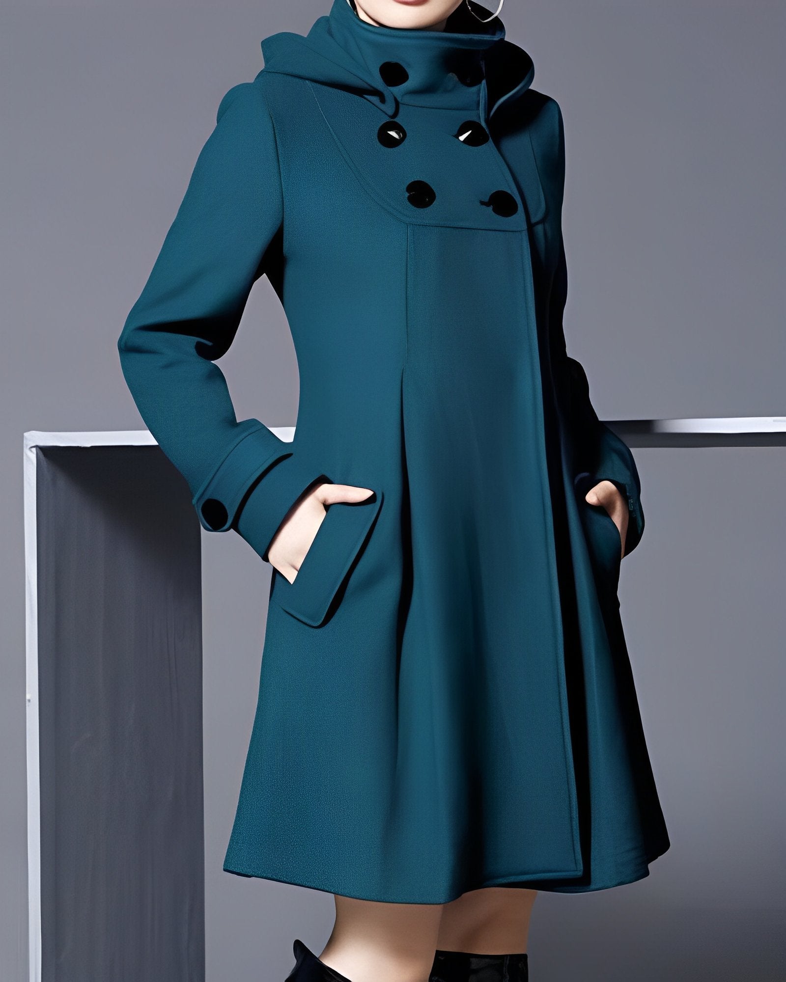 Veste élégante à capuche Danoir Paris Alice, modèle FR820, en vert foncé, avec design sophistiqué et style moderne.
