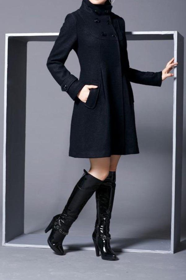 Veste élégante Danoir Paris Alice FR820 à capuche, en vert foncé, avec détails sophistiqués pour un style chic et moderne.