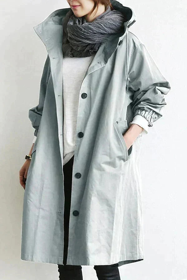 Manteau trench-coat élégant déperlant Dorothee de Danoir Paris, gris clair, pour femme, vue de face.