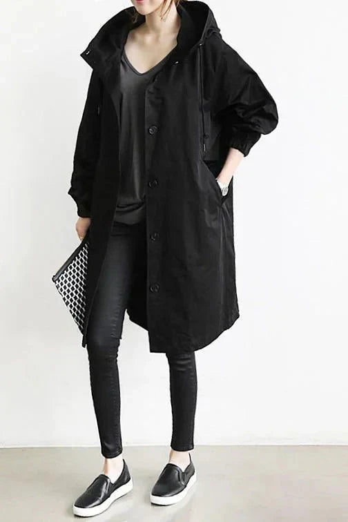 Trench-coat élégant Danoir Paris Dorothee FR830 gris clair, déperlant, avec ceinture et boutons, porté en extérieur.