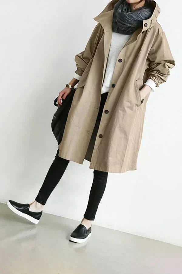 Trench-coat élégant déperlant Danoir Paris Dorothee en gris clair, coupe sophistiquée et tissu imperméable.