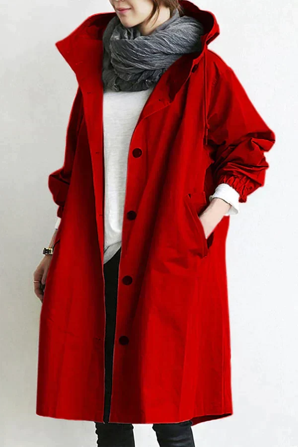 Trench-coat élégant Danoir Paris Dorothee FR830 gris clair, déperlant, avec ceinture et col classique, porté en extérieur
