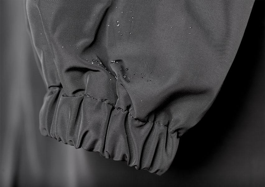 Trench-coat Danoir Paris Dorothee, élégant, déperlant, en gris clair, porté, avec ceinture et boutons visibles.