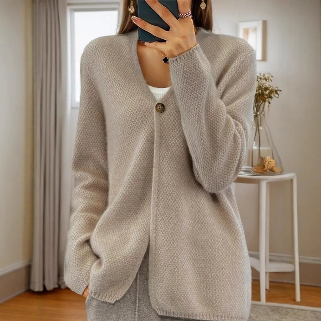Vêtement Danoir Paris FR834 Betina en kaki, style élégant et décontracté, image montrant la coupe et la texture douce du tissu.