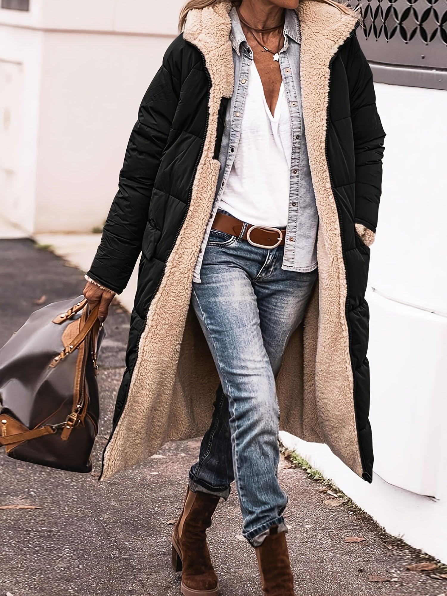 Manteau d'hiver chic Danoir Paris Amelia FR844 noir, coupe élégante, tissu chaud et sophistiqué, porté en hiver.