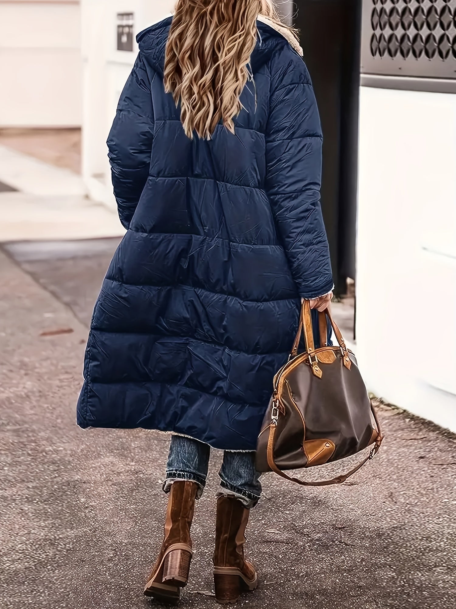 Manteau d'hiver noir Amelia de Danoir Paris, style chic et élégant, vue de face avec col haut et boutons sophistiqués.