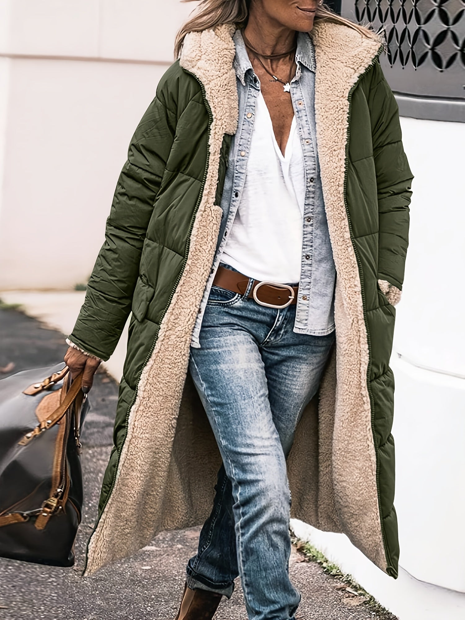 Manteau d'hiver noir Danoir Paris Amelia FR844, coupe élégante, tissu chaud et chic, porté en pleine ville.