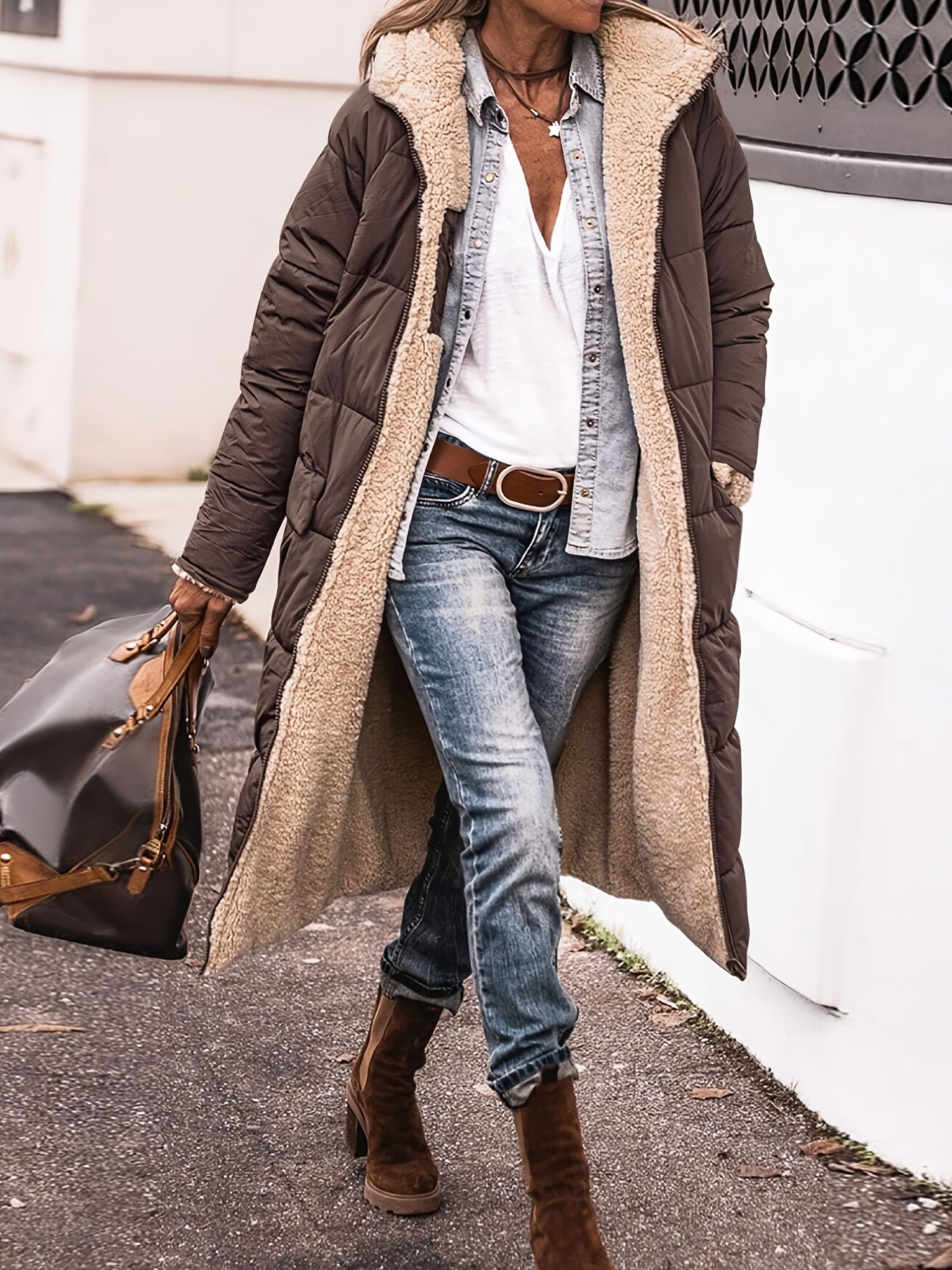 Manteau d'hiver noir Danoir Paris Amelia FR844, coupe élégante, tissu chaud, style chic et moderne, porté en hiver.
