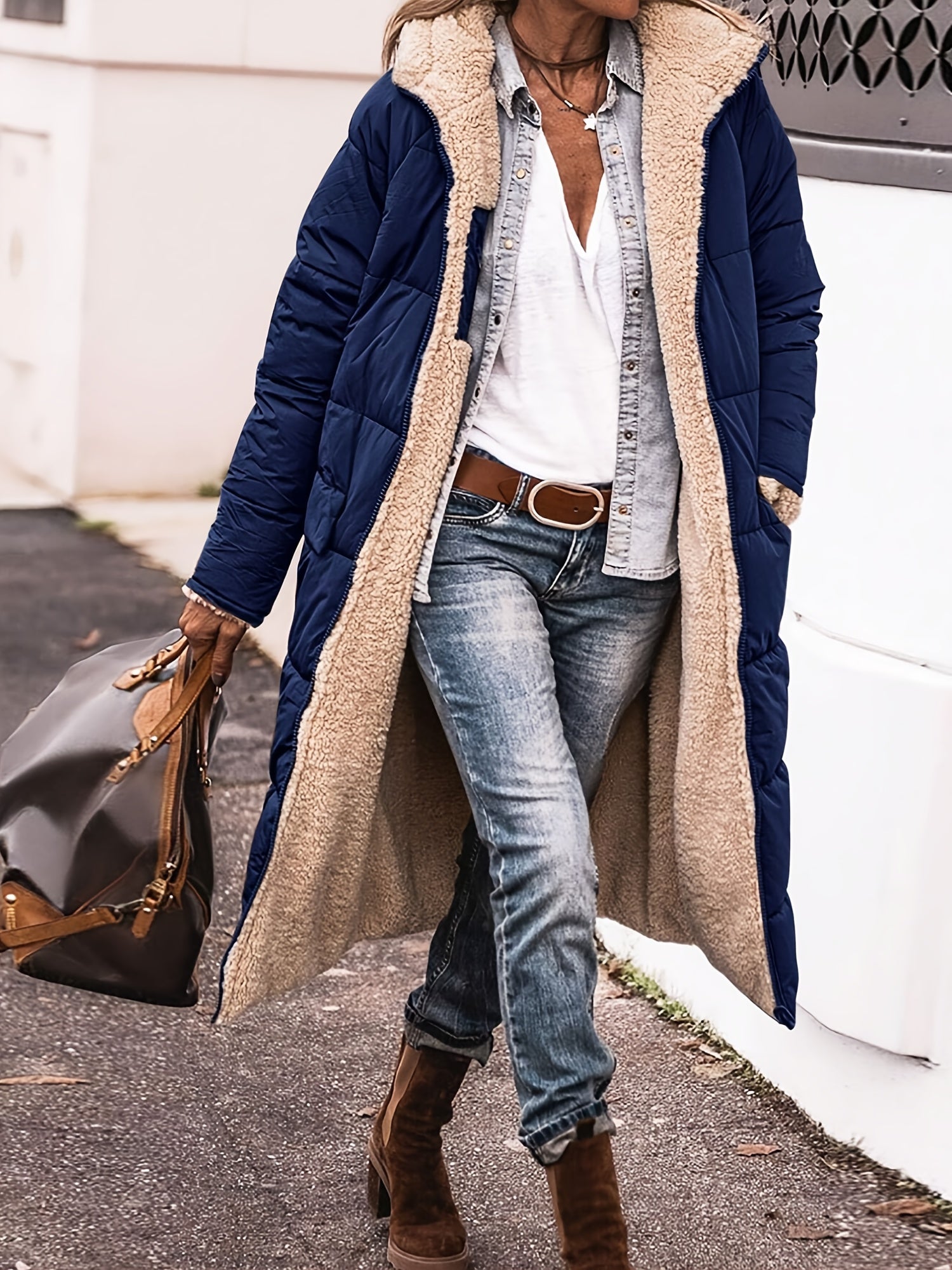 Manteau d'hiver noir Danoir Paris Amelia FR844, élégant et chaud, porté en vue de face avec col ajusté.