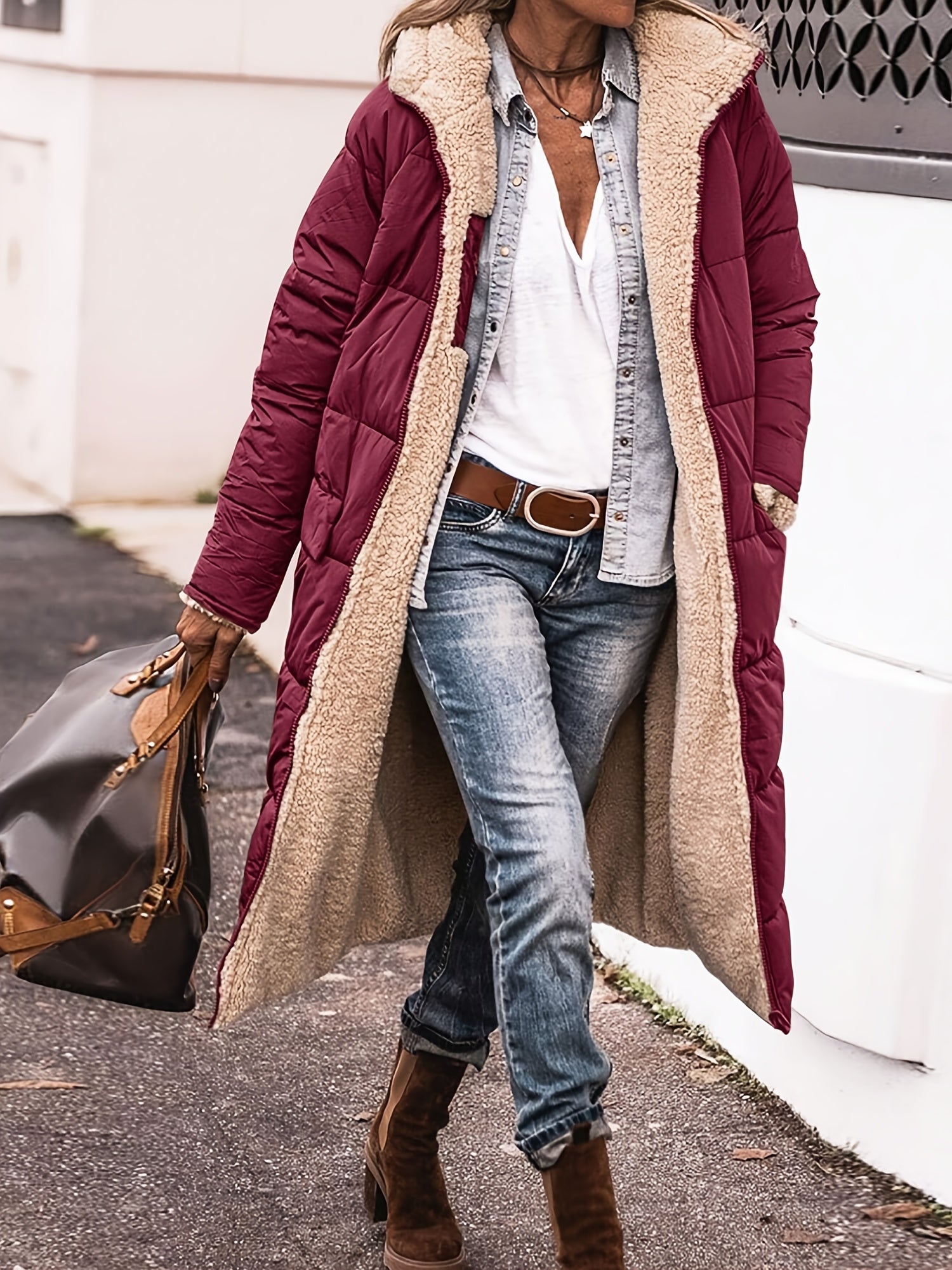 Manteau d'hiver noir Amelia de Danoir Paris, style chic, coupe élégante, porté sur un mannequin.