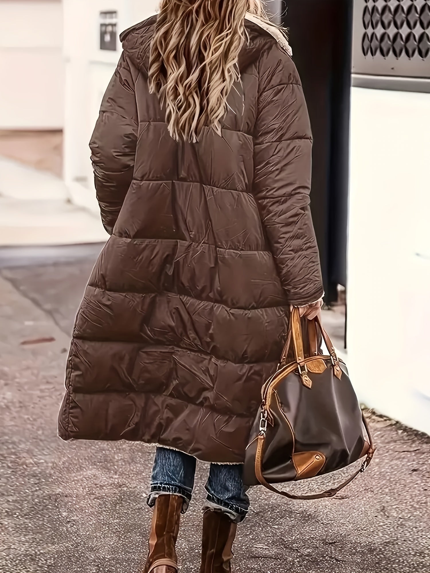 Manteau d'hiver noir Danoir Paris Amelia FR844, style chic et élégant, porté par un mannequin.