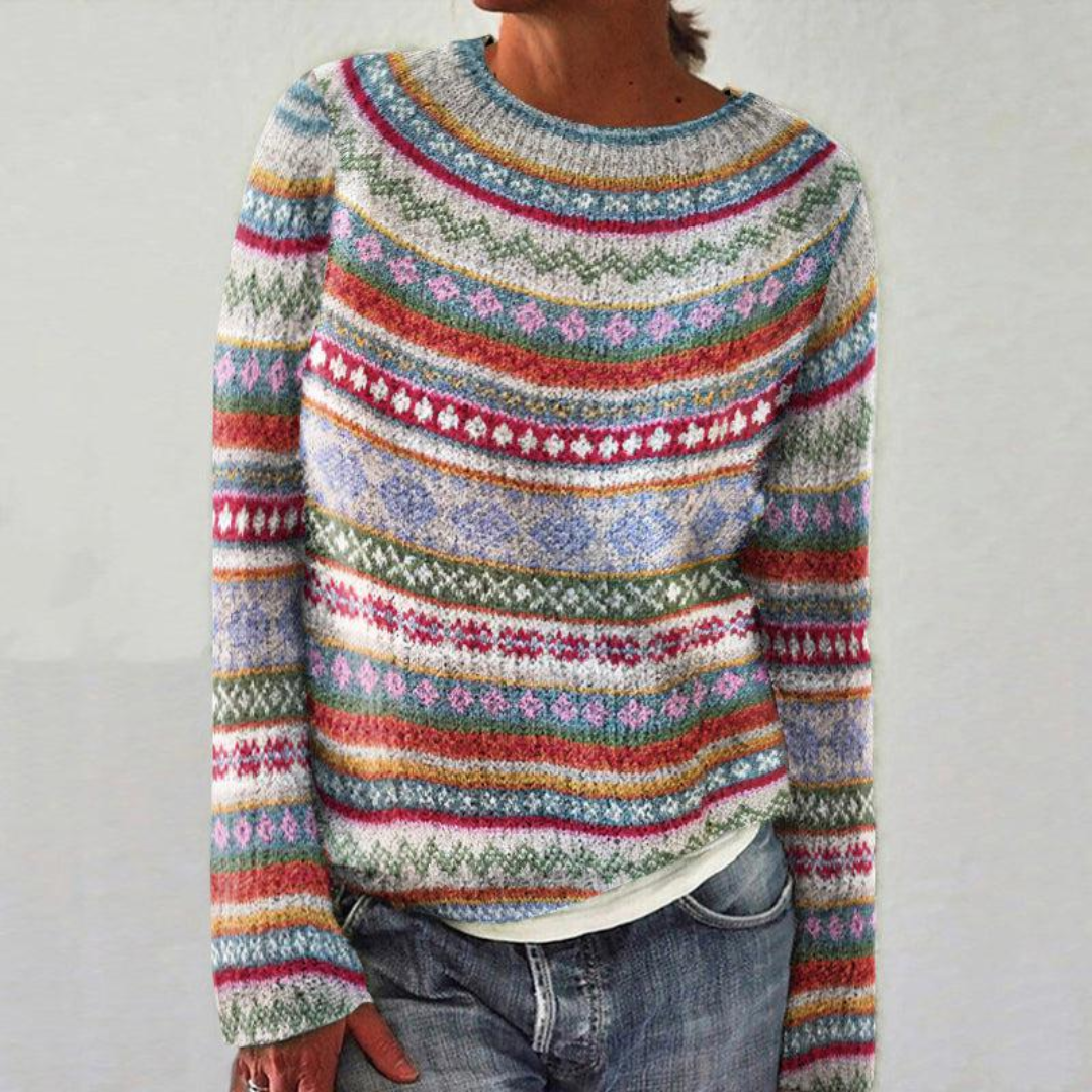 Pull Heather rétro chic Danoir Paris en bleu, détails élégants et coupe moderne, image montrant le vêtement porté.
