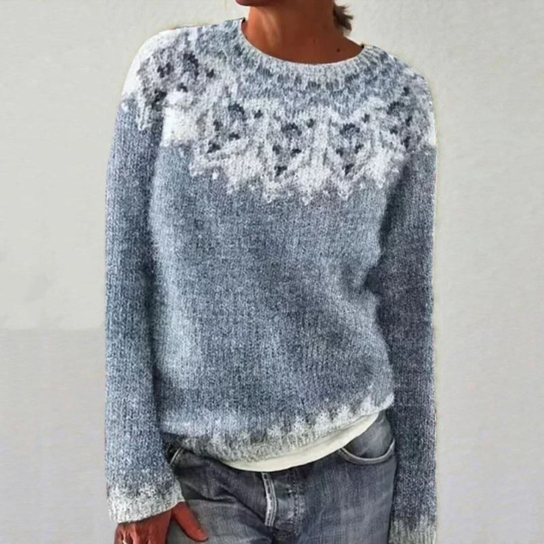 Pull rétro chic Heather de Danoir Paris, en bleu, avec un style élégant et vintage, parfait pour un look sophistiqué.