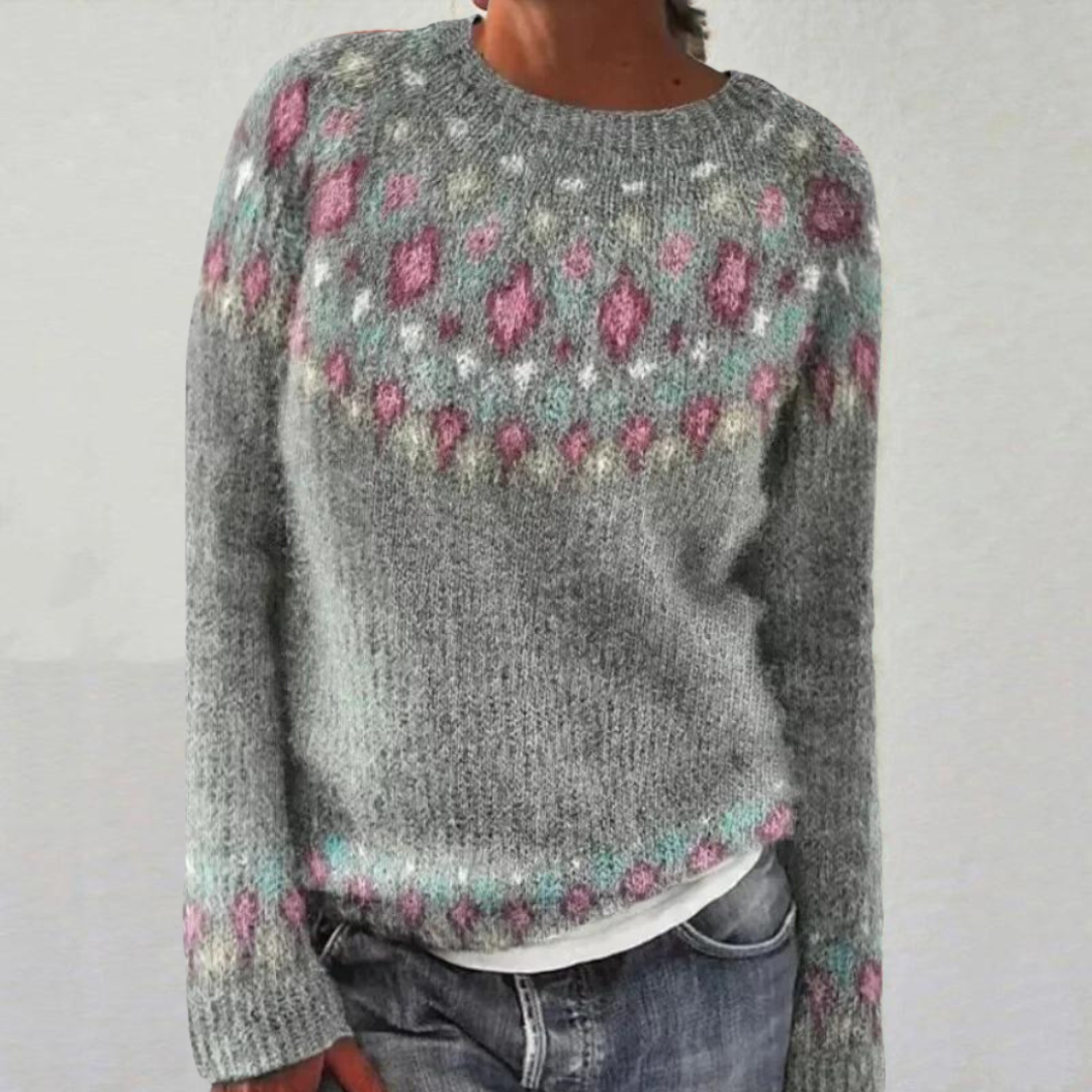Pull Heather Danoir Paris FR845 en bleu, style rétro chic, en laine douce, porté sur un mannequin.