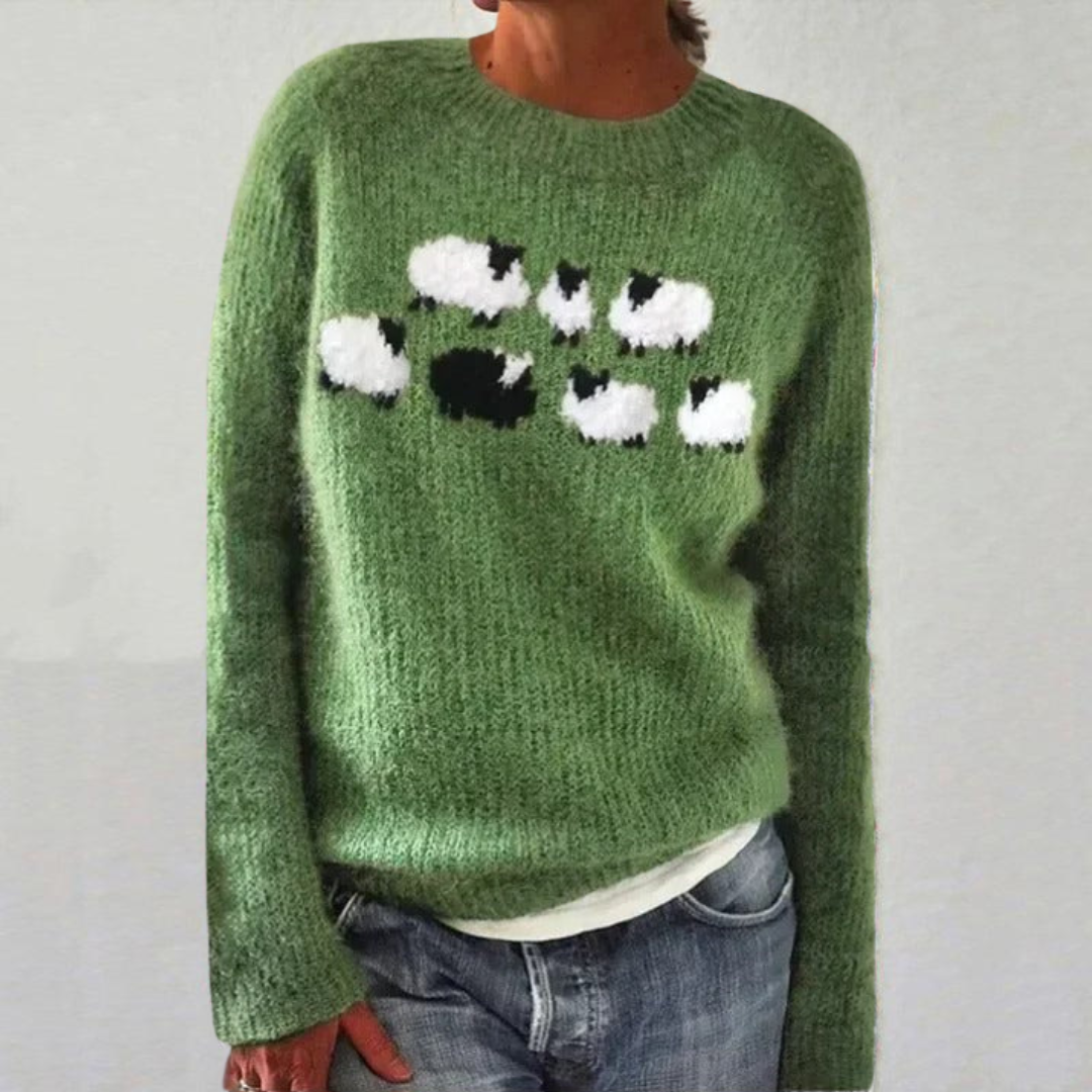 Pull Heather Danoir Paris FR845 en laine bleue, style rétro chic avec col rond et manches longues, porté en intérieur.
