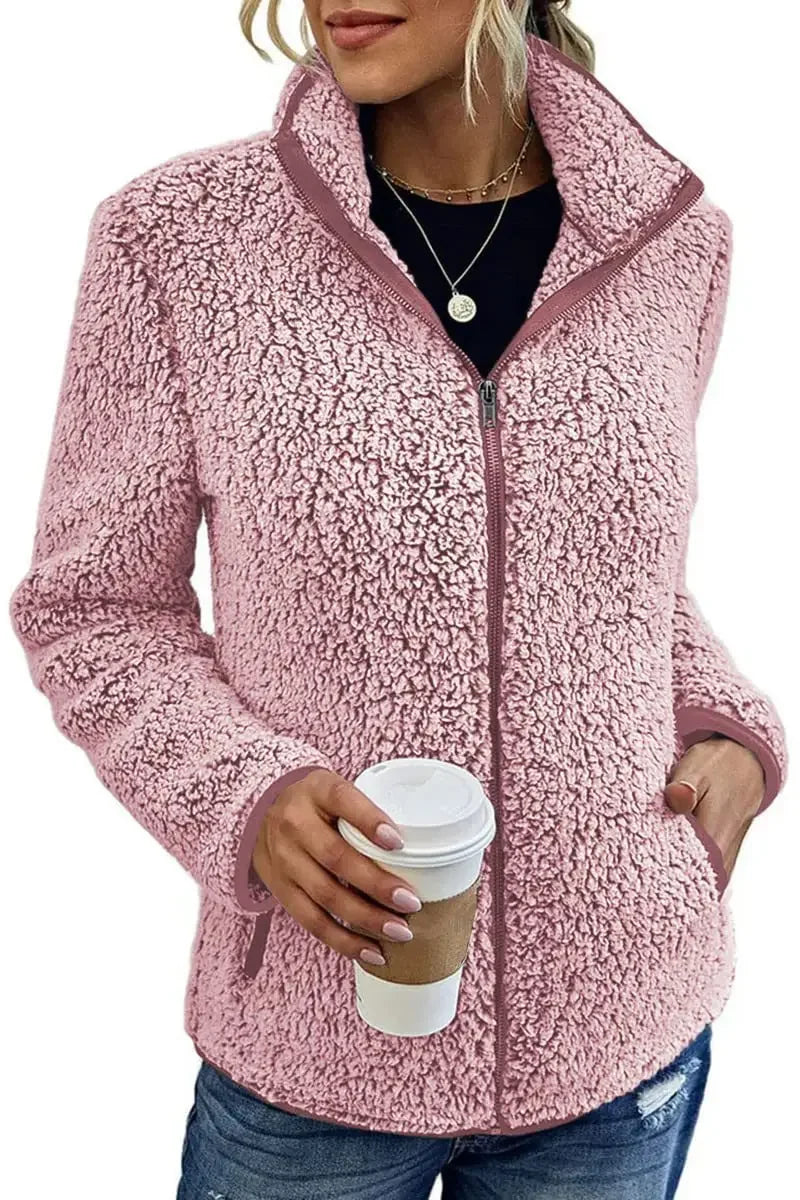 Veste fleece élégante Sofia de Danoir Paris en rouge, coupe sophistiquée, douceur et confort pour un look chic et décontracté.