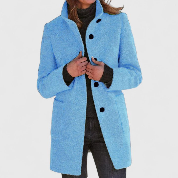 Manteau chic en laine gris Danoir Paris Elenaaa FR851, coupe élégante et tissu chaud, porté par un mannequin.