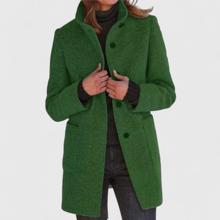 Manteau chic en laine gris Elenaaa de Danoir Paris, style élégant, coupe moderne, porté sur un modèle.