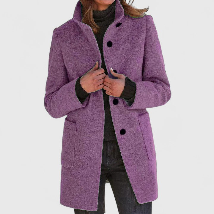 Manteau chic en laine gris Danoir Paris Elenaaa FR851 porté, élégance et confort pour l'hiver.