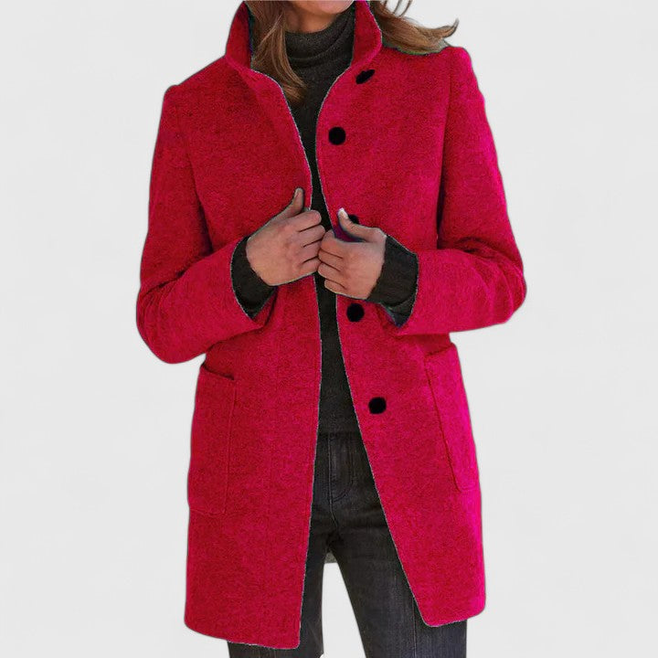 Manteau chic en laine gris Elenaaa de Danoir Paris, style élégant, coupe moderne, porté sur un fond neutre.