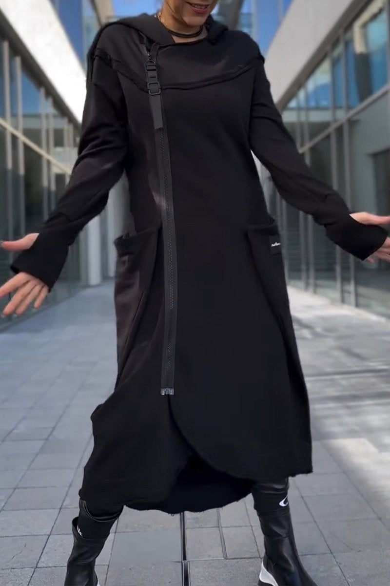 Robe à capuche décontractée Hildegard de Danoir Paris en noir, vue de face, tissu doux et style confortable.