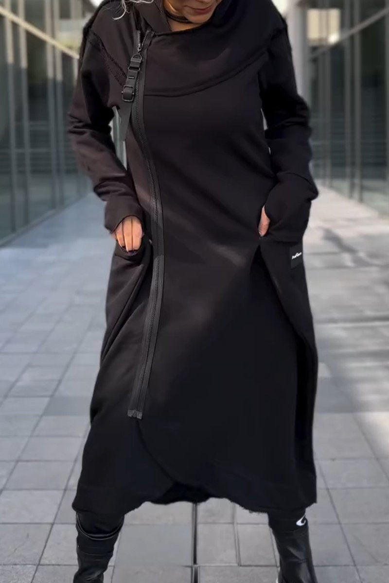 Robe à capuche décontractée Hildegard de Danoir Paris en noir, vue en gros plan sur le tissu et les détails du vêtement.