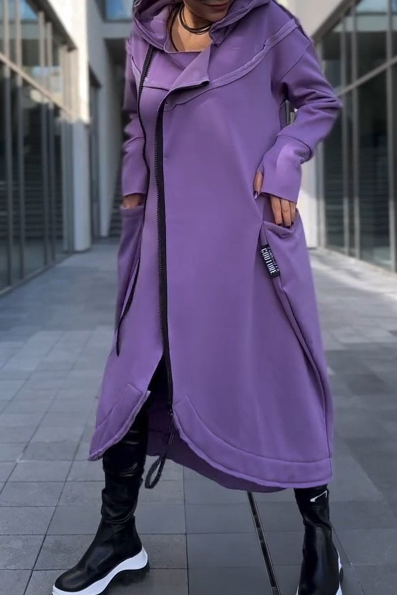 Robe à capuche décontractée Hildegard de Danoir Paris, en tissu noir, portée avec capuche et style confortable.
