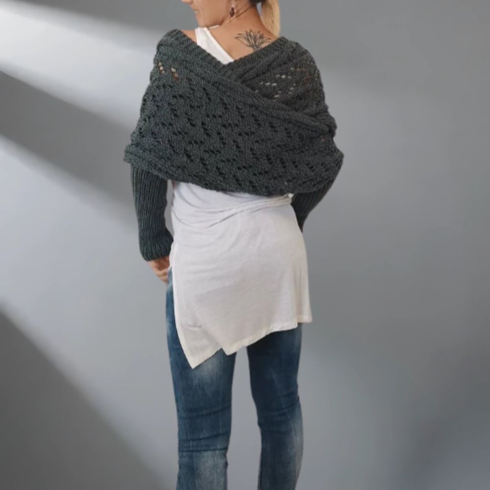 Châle tissé WarmWrap™ vert grisâtre de Danoir Paris, élégant et chaud, porté comme accessoire mode ou vêtement d'hiver.